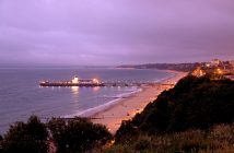 Vue de la côté de Bournemouth de nuit