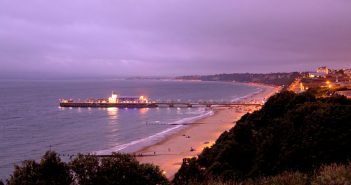 Vue de la côté de Bournemouth de nuit