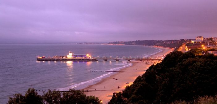 Vue de la côté de Bournemouth de nuit